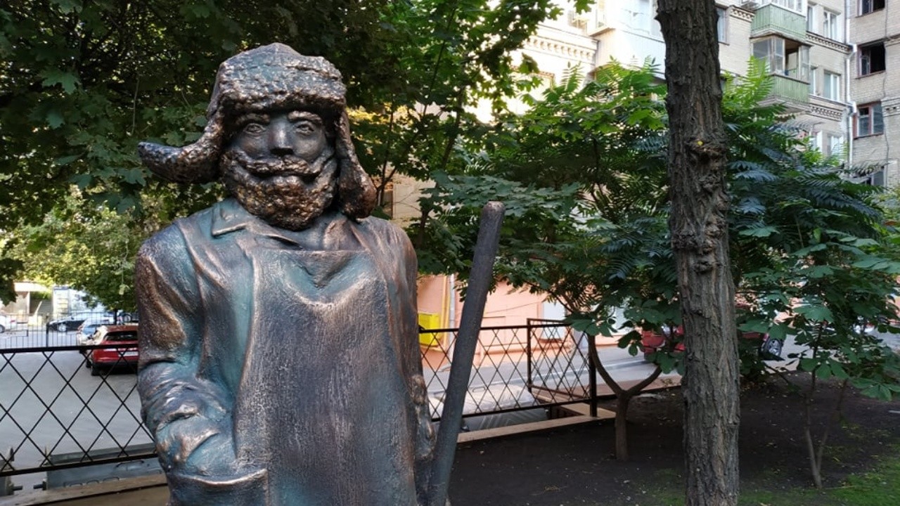 У центрі Харкова встановили скульптуру Двірника