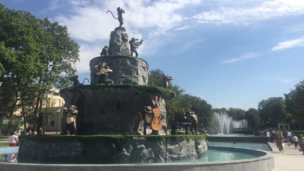 У Саду Шевченка відкрили фонтан з мавпячим оркестром