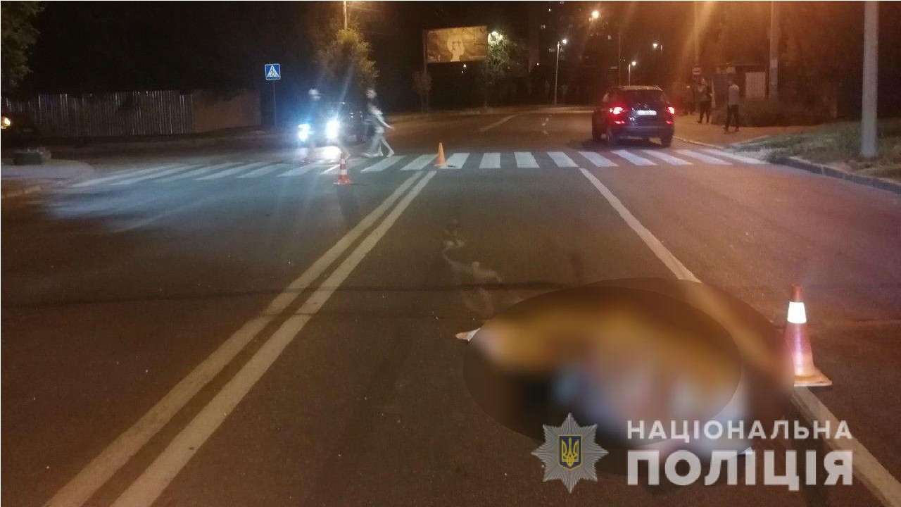 На пішохідному переході машина збила жінку насмерть, водій втік з місця — поліція