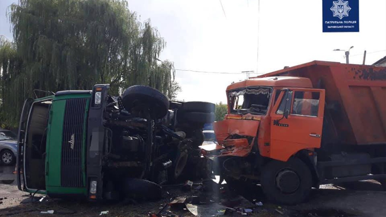 На Великій Панасівській зіткнулися дві вантажівки: водія однієї шпиталізували