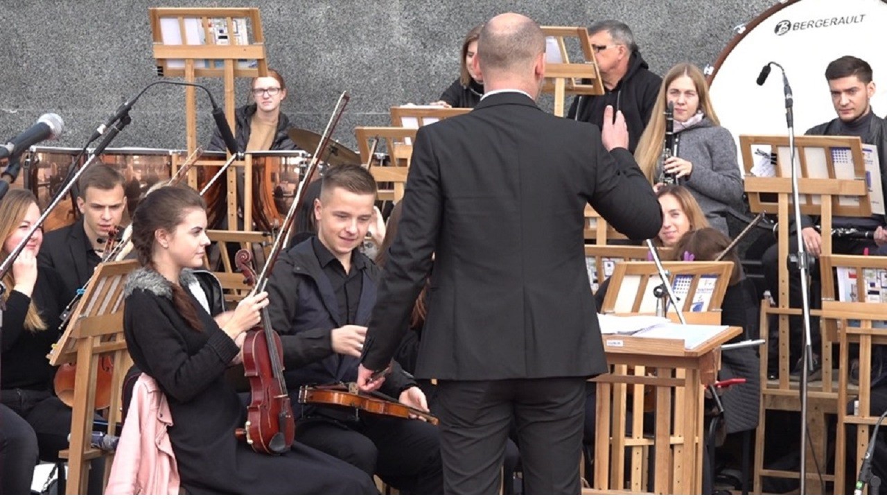 «Мистецтво об’єднує молодь»: виступ оркестру під відкритим небом у Харкові