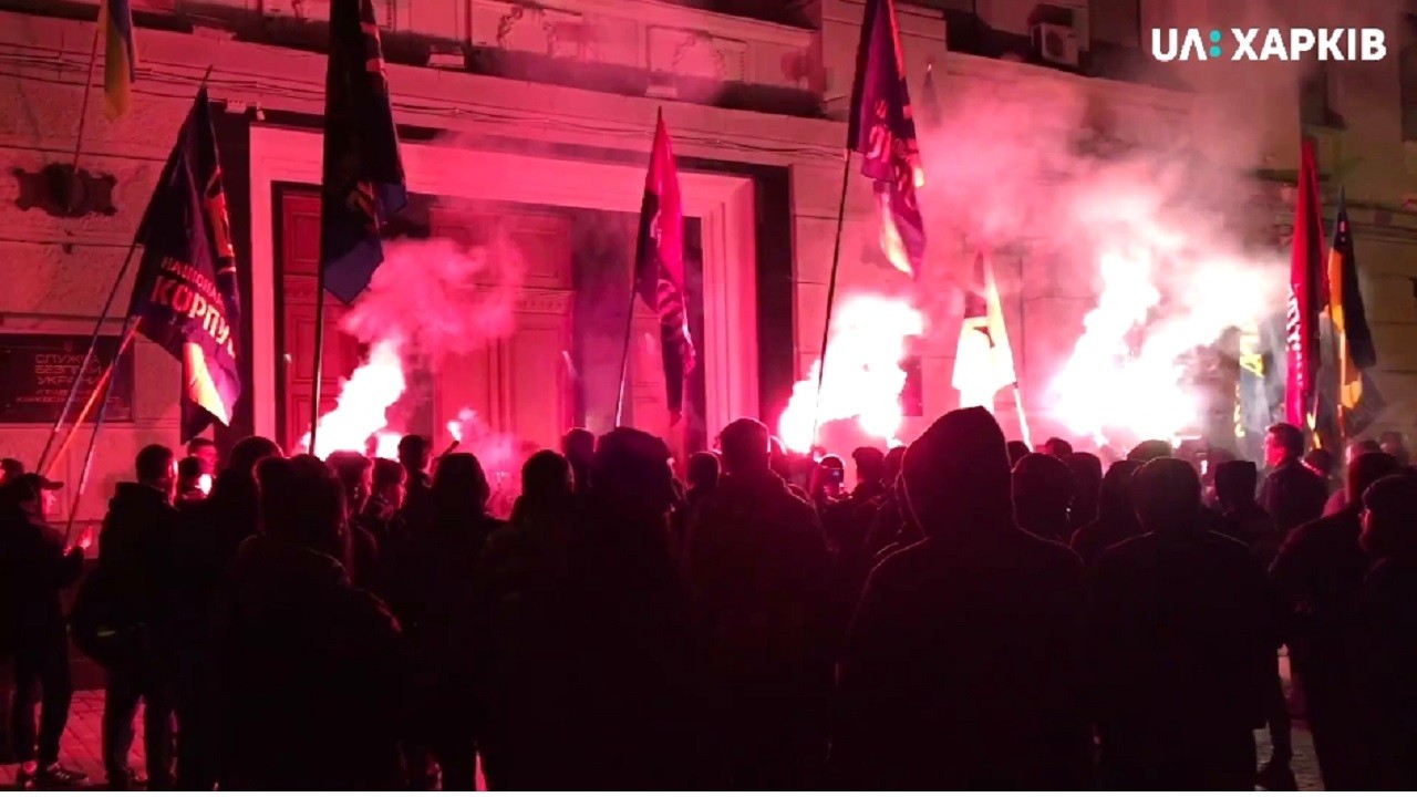 «Ні капітуляції»: біля управління СБУ у Харкові протестували після заяви Зеленського