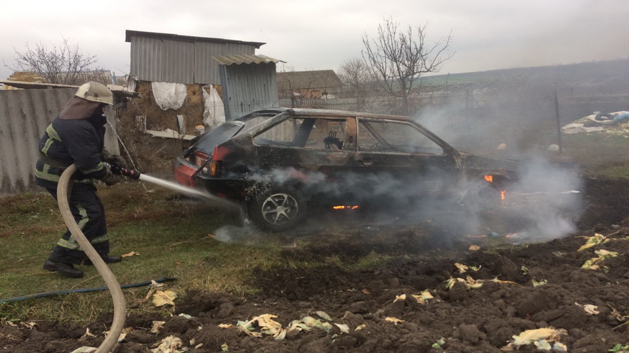«Намагався загасити самостійно»: на Харківщині під час руху загорілось авто