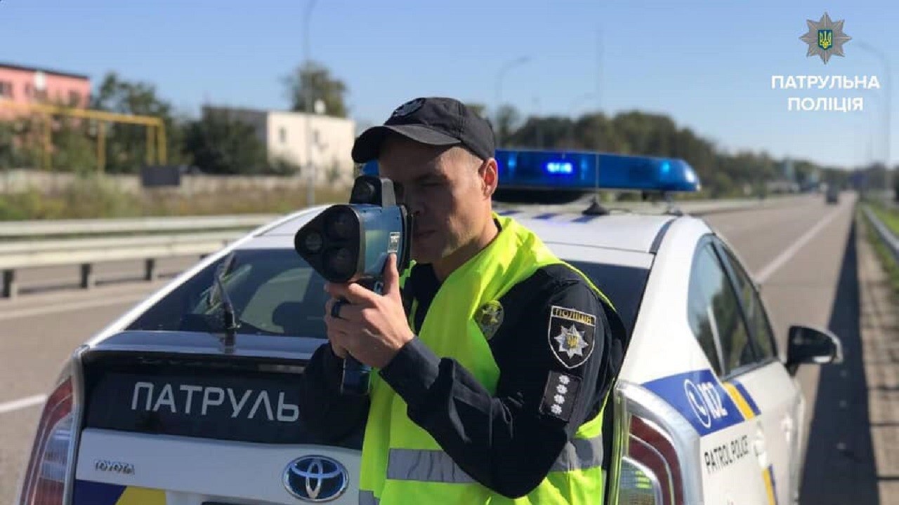 Харківські патрульні отримали пристрої вимірювання швидкості TruCam