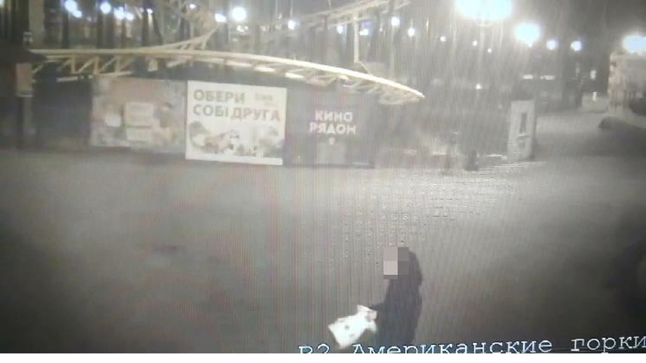 З парку Горького вкрали декоративне обладнання: відео з камер спостереження
