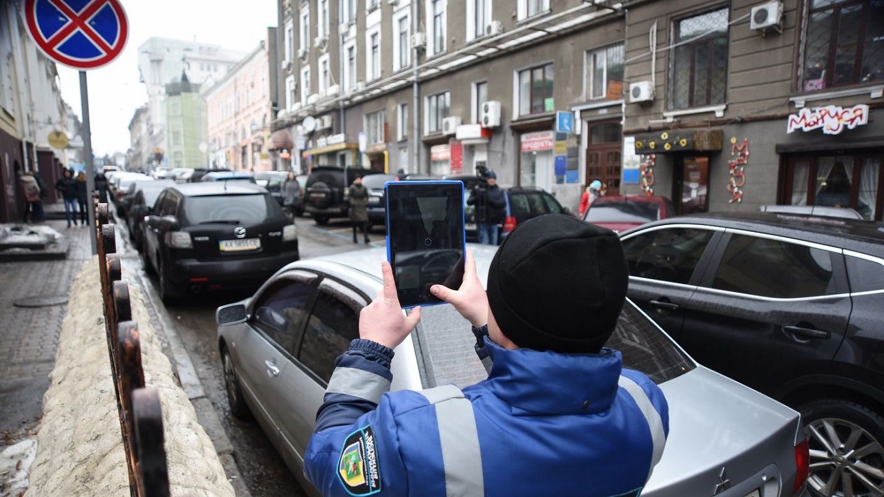 Інспектори з паркування у Харкові винесли 425 постанов за місяць роботи 