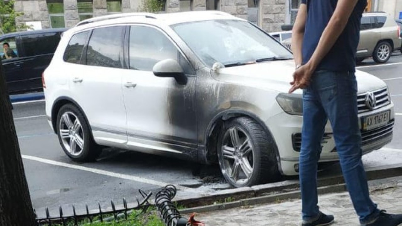 Біля мерії підпалили авто директора Департаменту комунального господарства (оновлено)