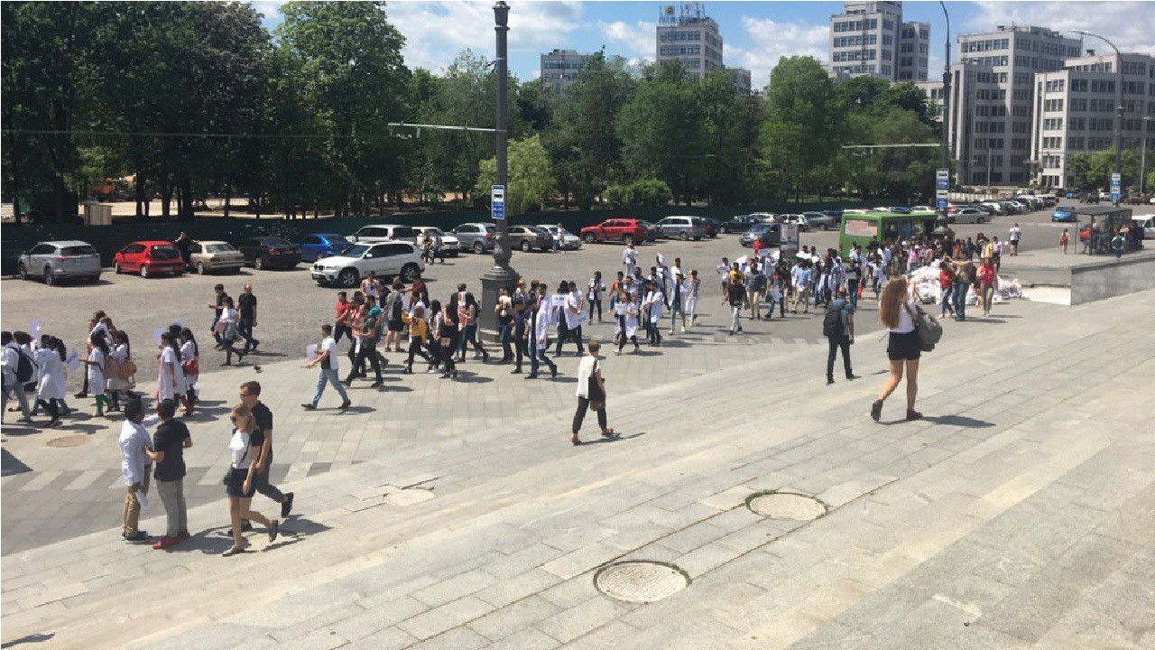 У Харкові студенти-іноземці протестували через питання на медичному іспиті