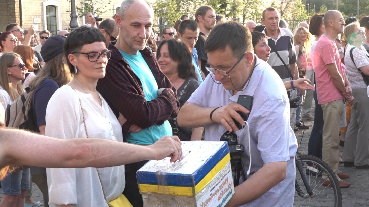 Майже 9 тисяч гривень на відновлення намету зібрали волонтери на концерті «Рок для перемоги»