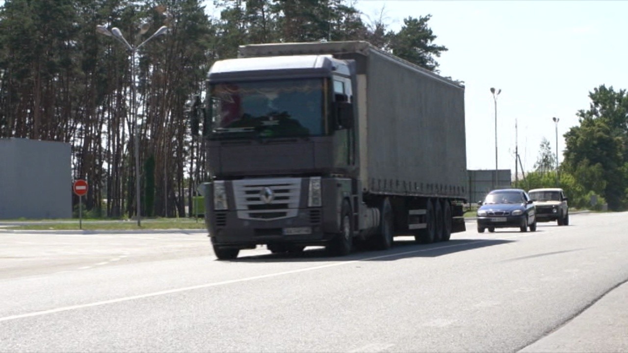 Обмеження руху через спеку: щоденно на Харківщині зупиняють до 400 вантажівок