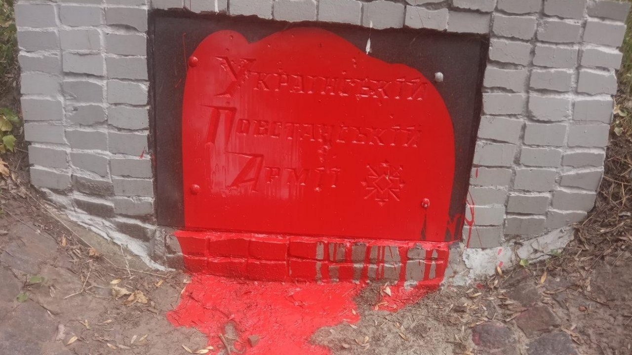 У Харкові залили фарбою пам’ятник героям УПА