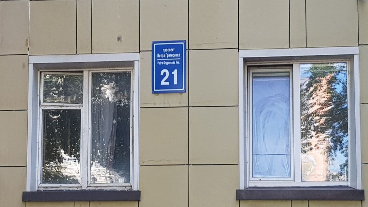 У Харкові вночі змінювали таблички на будівлях проспекту Маршала Жукова