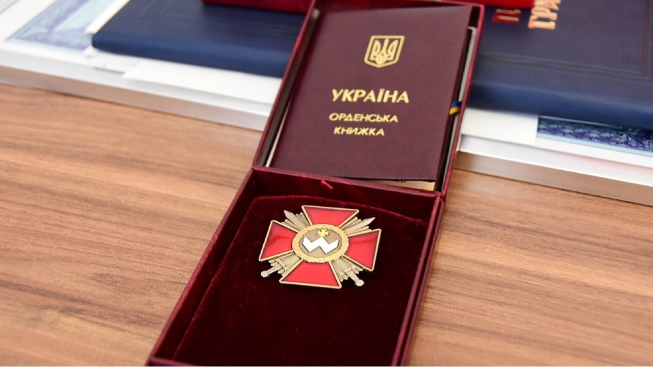 Родині загиблої на Донбасі кулеметниці Яни Червоної вручили посмертну нагороду
