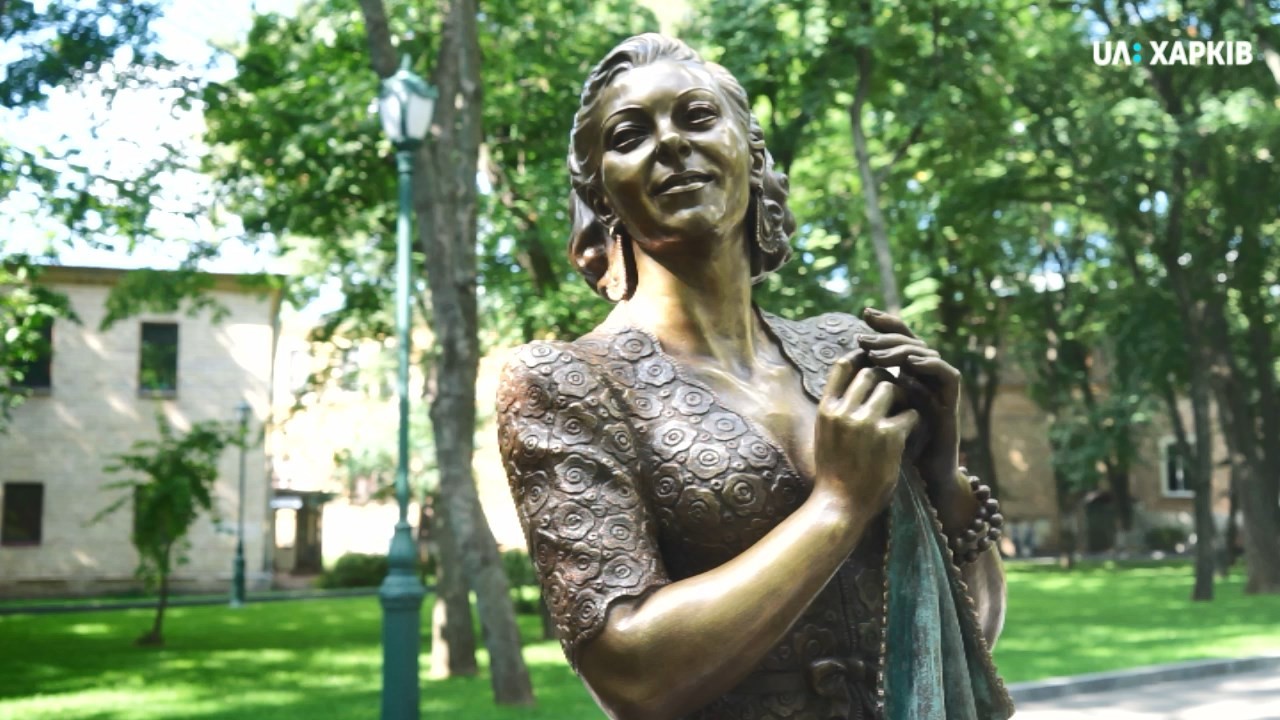 Скульптури Шульженко та Дунаєвського монтують у саду Шевченка 