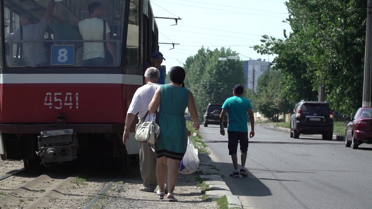 Конфлікт у харківському трамваї: пенсіонер та поліцейський звинувачують один одного у побитті