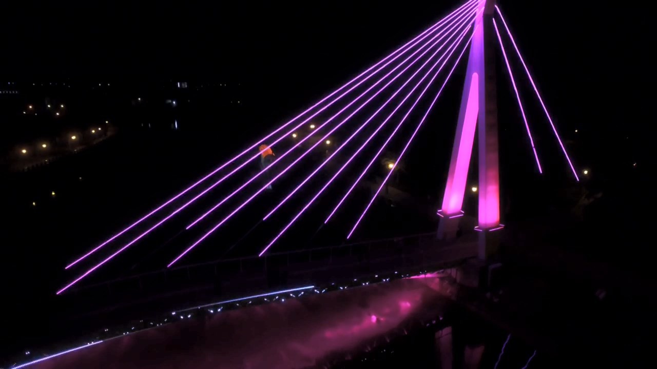 Міст у сквері Стрілка: нове освітлення показали, тендер на роботи ще не провели