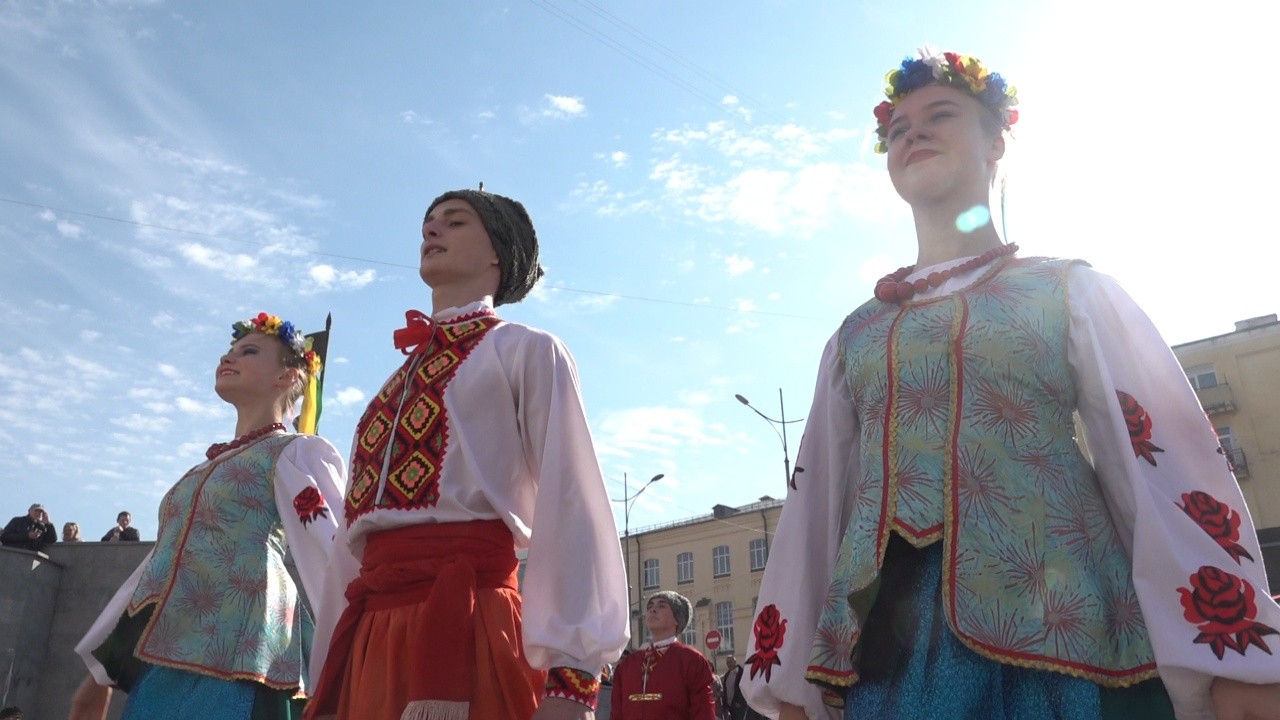Вправи із цвяхами та битим склом: у Харкові відзначили День українського козацтва