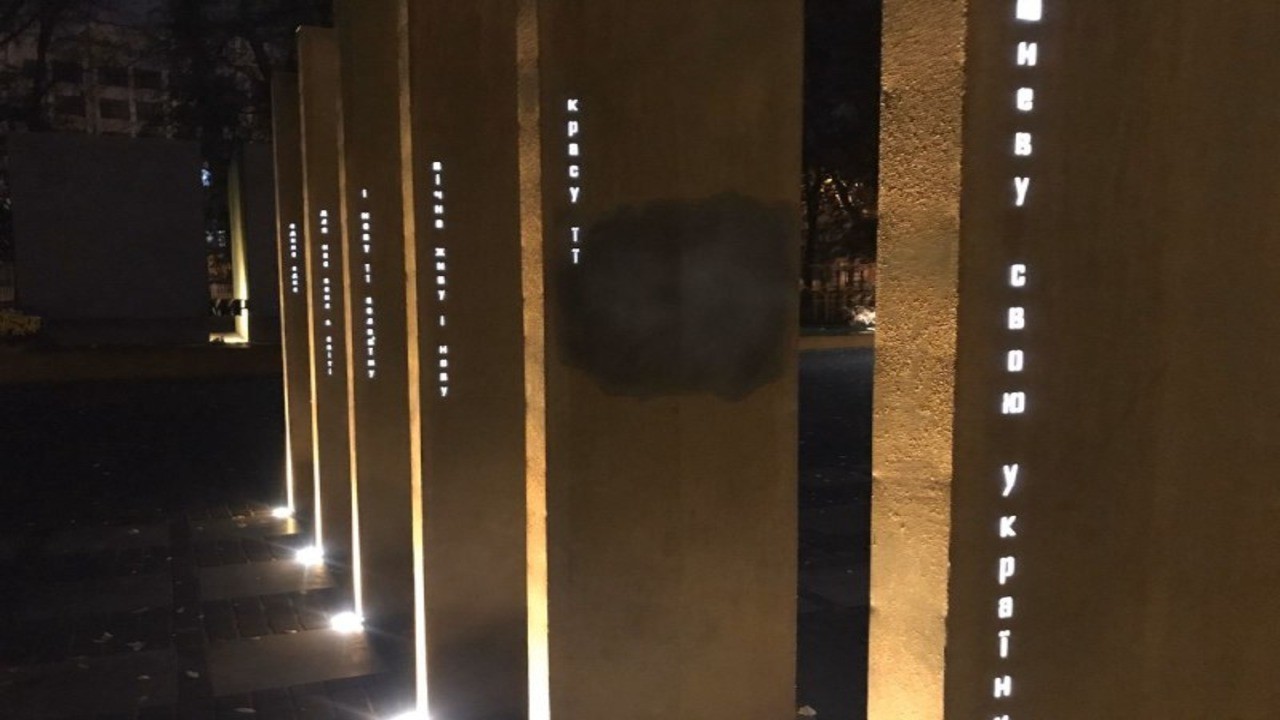 Гвардійці зупинили хлопця, який хотів зробити напис на пам’ятнику загиблим воїнам АТО