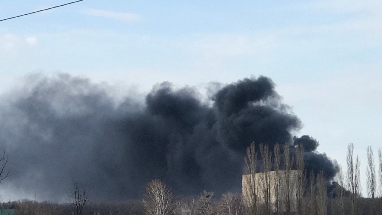 Стовп диму над селищем Жуковського: загорівся котедж